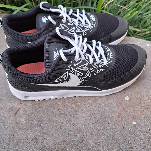 NIKE AIR MAX THEA SNEAKERS KIDS SIZE 5Y BLACK/WHITE - Picture 2 of 9